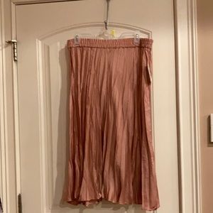 Nice long rose pleated skirt size large!